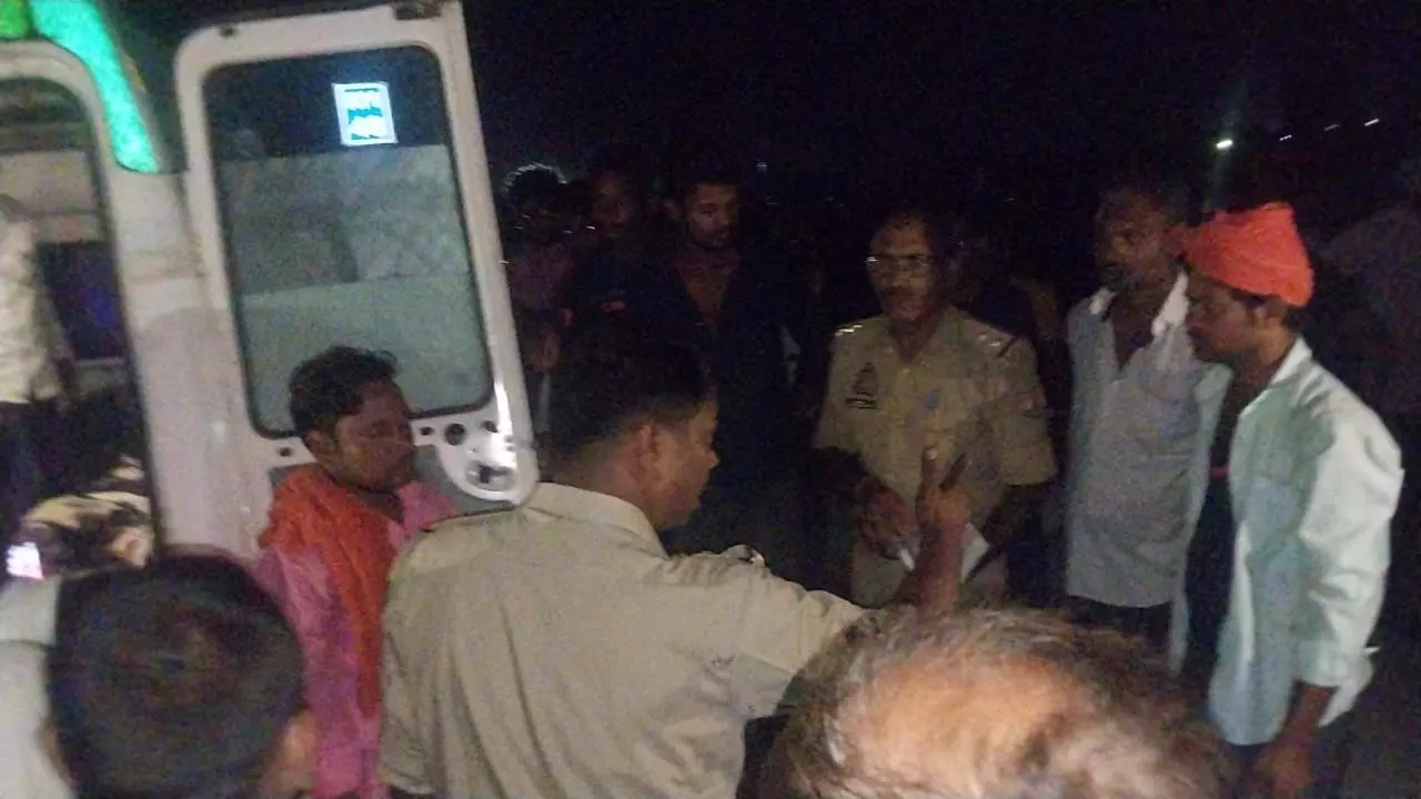 Chandauli News: पीडीडीयू नगर में रफ्तार का कहर: डिवाइडर से टकराई बाइक, मजदूर की दर्दनाक मौत