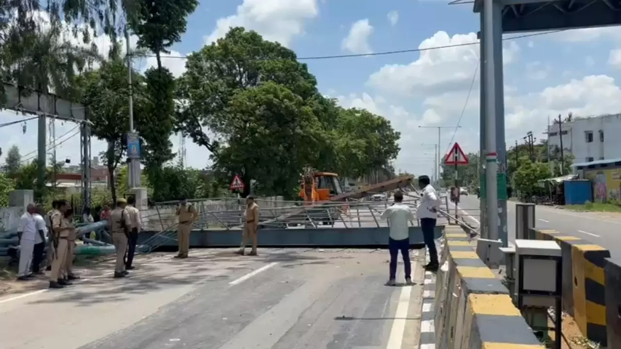 Raebareli News: रायबरेली में बड़ा हादसा टल गया: ट्रक ट्राला की टक्कर से गिरा लोहे का ओवरब्रिज, बाल-बाल बचे लोग