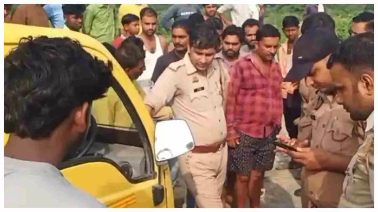 Mainpuri News: स्कूल वैन हादसे में 6 बच्चे घायल, एक की हालत नाजुक — चालक मौके से फरार