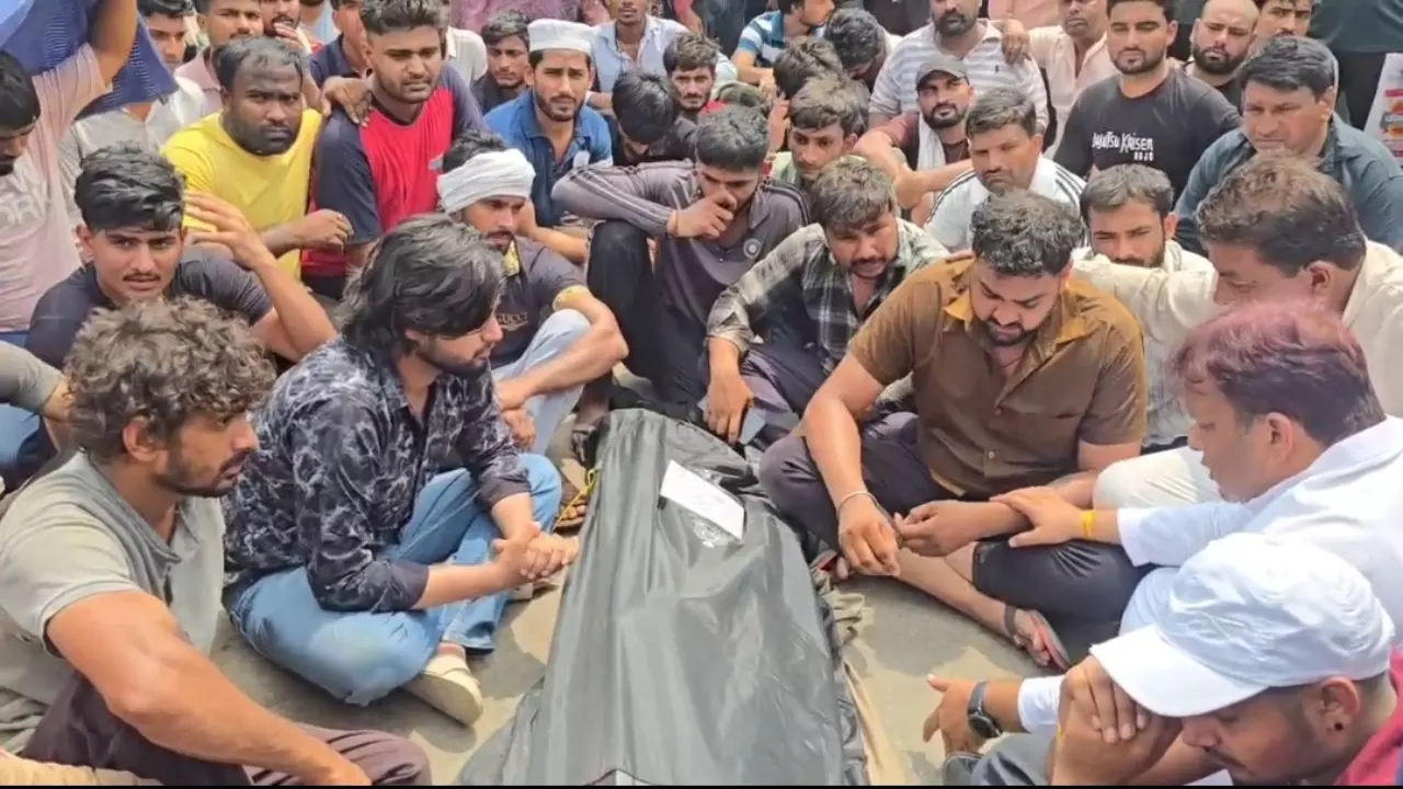 Baghpat News: बागपत में डेयरी संचालक की गोली मारकर हत्या, नेशनल हाईवे जाम