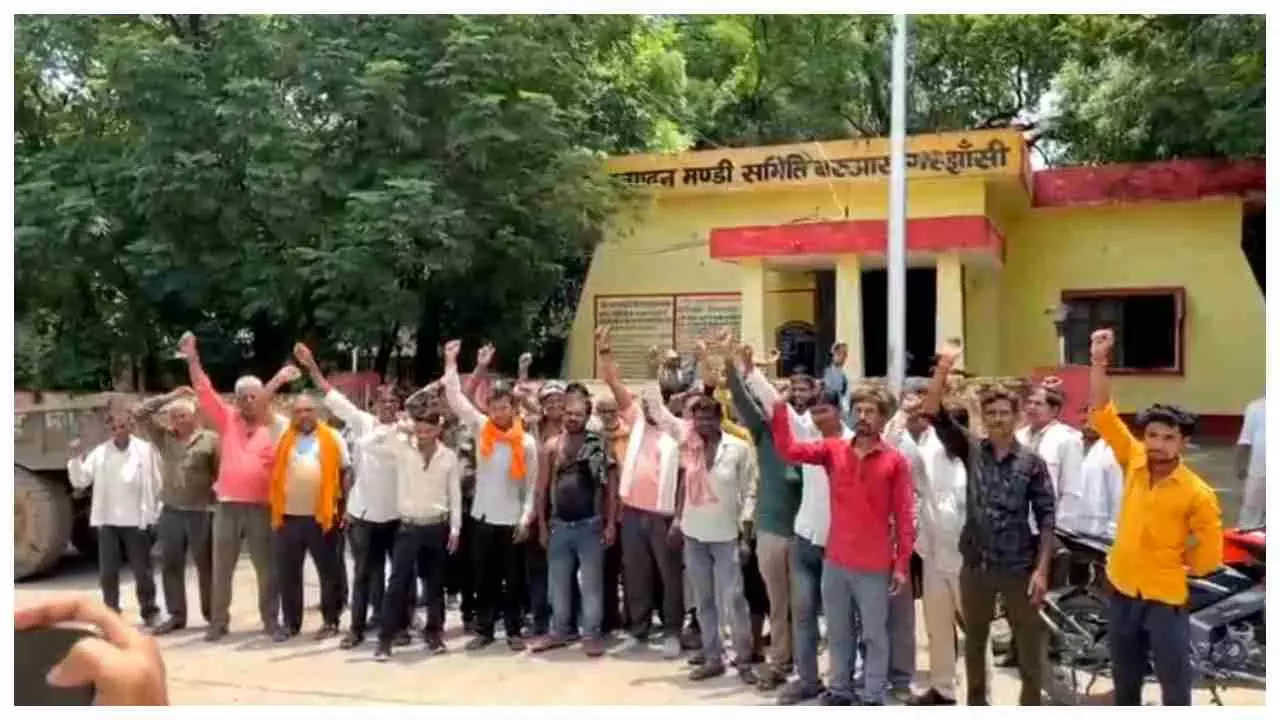 Jhansi News: झाँसी की अदरक मंडी में व्यापारियों का उत्पीड़न: विरोध में सैकड़ों किसानों का प्रदर्शन, एक किसान की बिगड़ी तबियत, बेहोश होकर गिरा