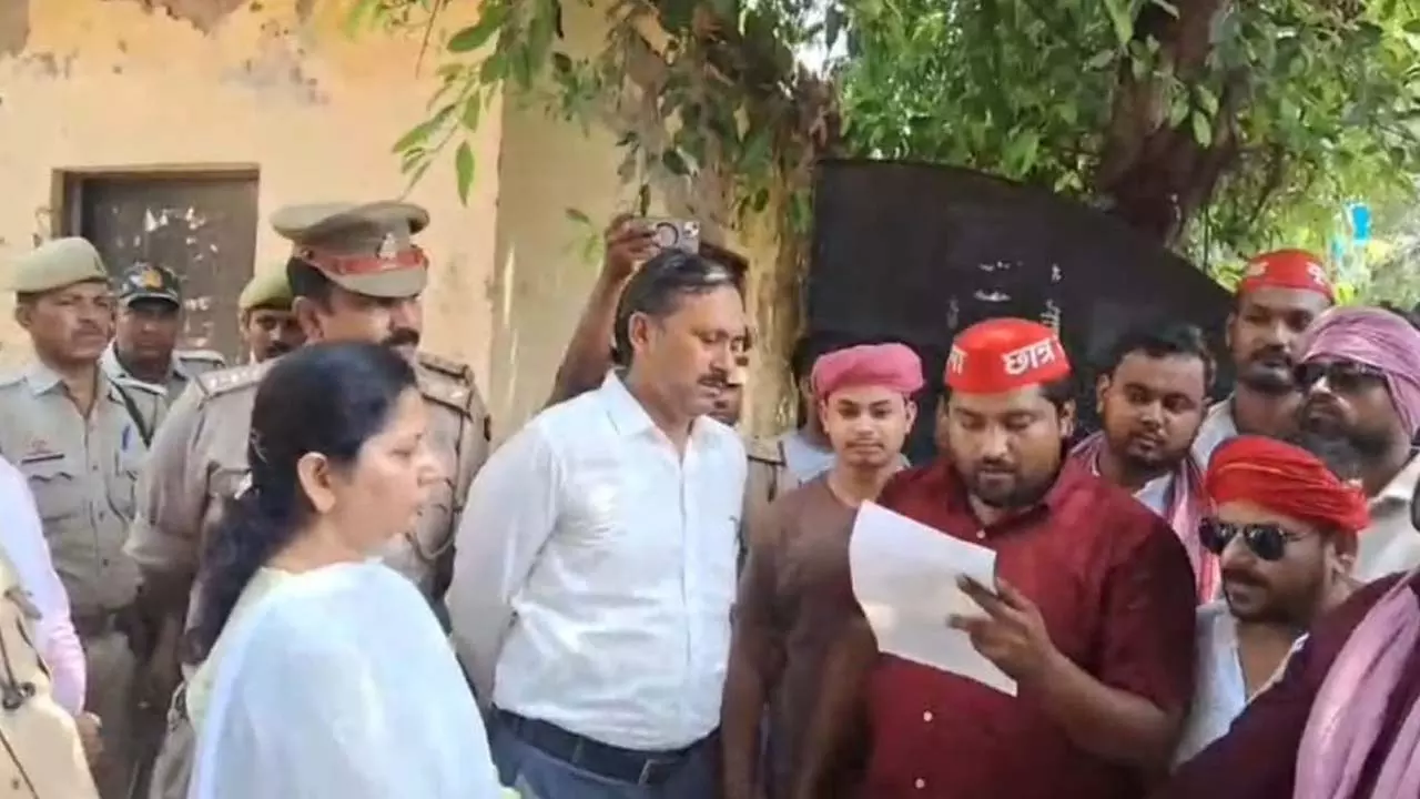 SP Chhatrasabha protests against decision to close government schools