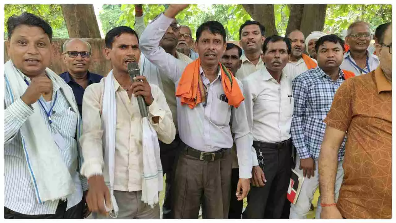 Fatehpur News: चिटफंड कंपनियों में डूबा पैसा नहीं मिला वापस, तो 15 अक्टूबर को एक लाख पीड़ित करेंगे धरना प्रदर्शन – रेलवे और हाईवे जाम की चेतावनी