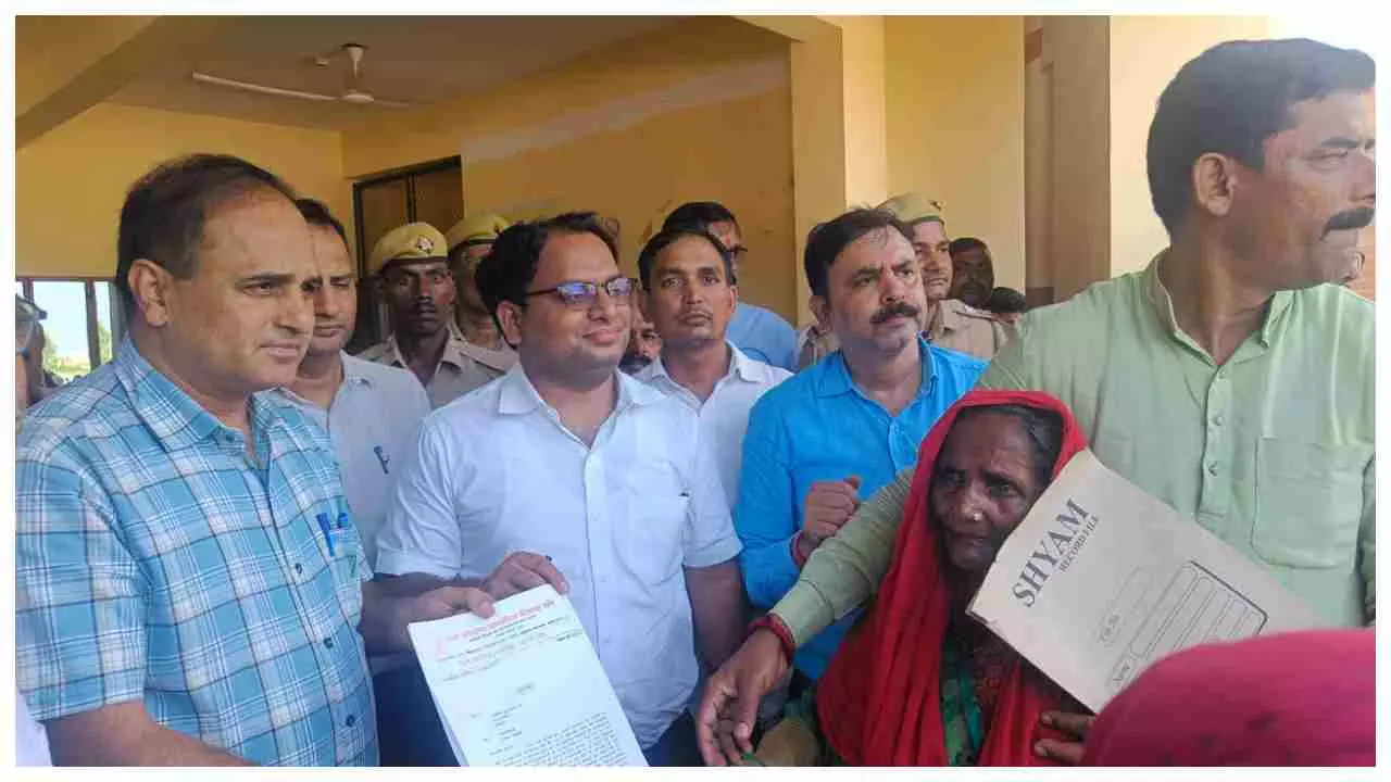 Chandauli News: चंदौली में विद्यालय मर्जर के खिलाफ शिक्षकों का प्रदर्शन: सड़क से सदन तक आंदोलन की चेतावनी, DM को सौंपा ज्ञापन