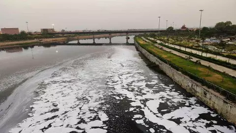 Lucknow news: गोमती नदी की सफाई को लेकर जागे अधिकारी, मंडलायुक्त ने नगर निगम को कहा लगातार हो सफाई