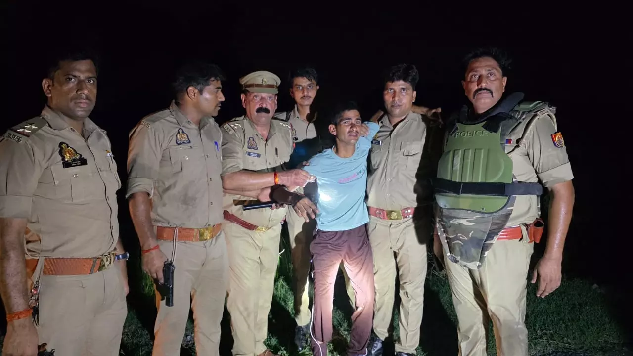 Etawah News: हिस्ट्रीशीटर अभियुक्त के साथ पुलिस की हुई मुठभेड़, गोली लगने से हुआ घायल, दूसरा फरार