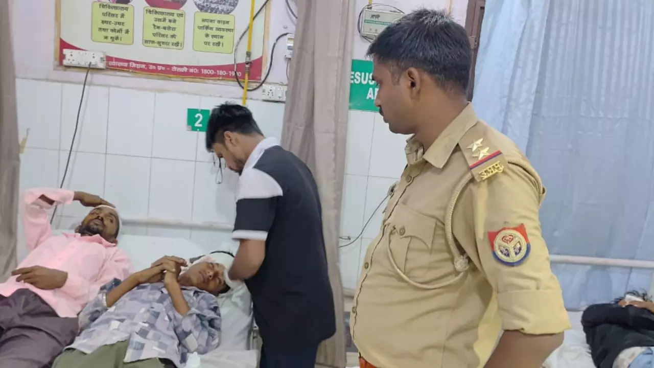 Hapur News: हापुड़ में दर्दनाक सड़क हादसा: सब्जी लेकर दिल्ली जा रहे किसानों की पिकअप पलटी, एक की मौत, दस घायल