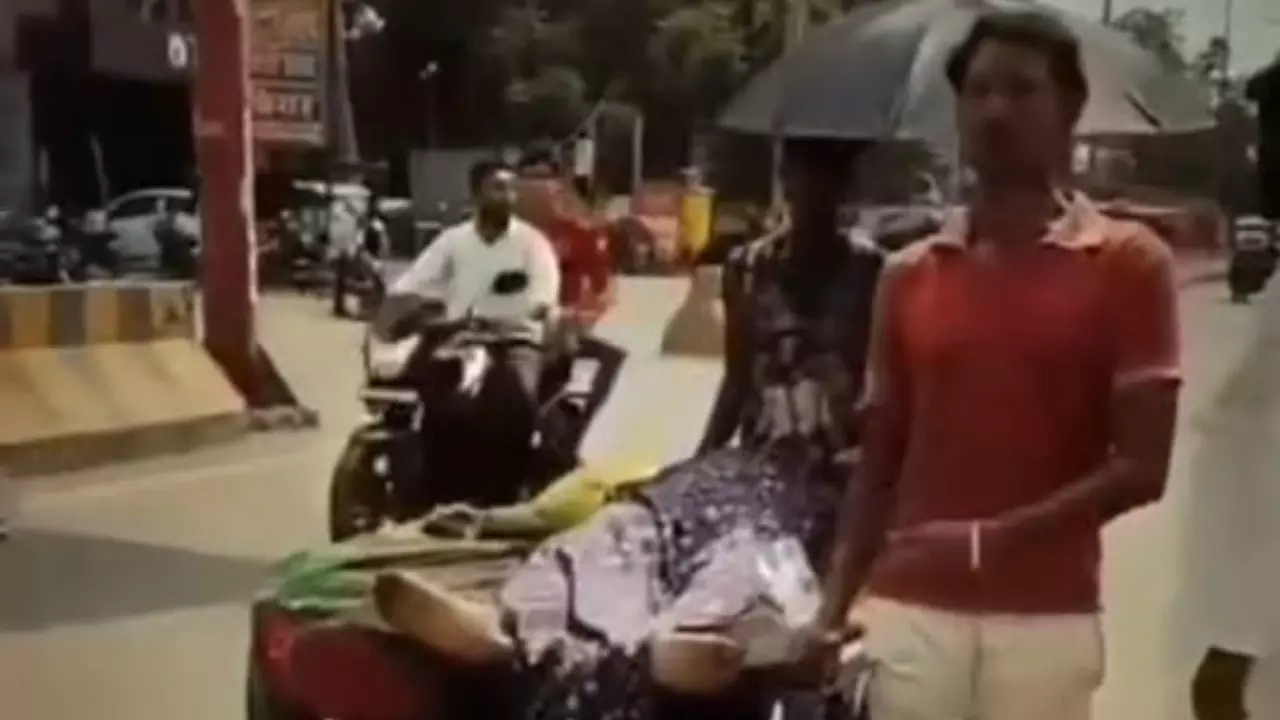 Unnao News: हाय रे सरकारी सिस्टम! एम्बुलेंस के इंतज़ार में उन्नाव में एक ज़िंदगी का अंत, एम्बुलेंस न मिलने पर ठेले पर मरीज को ले गए परिजन