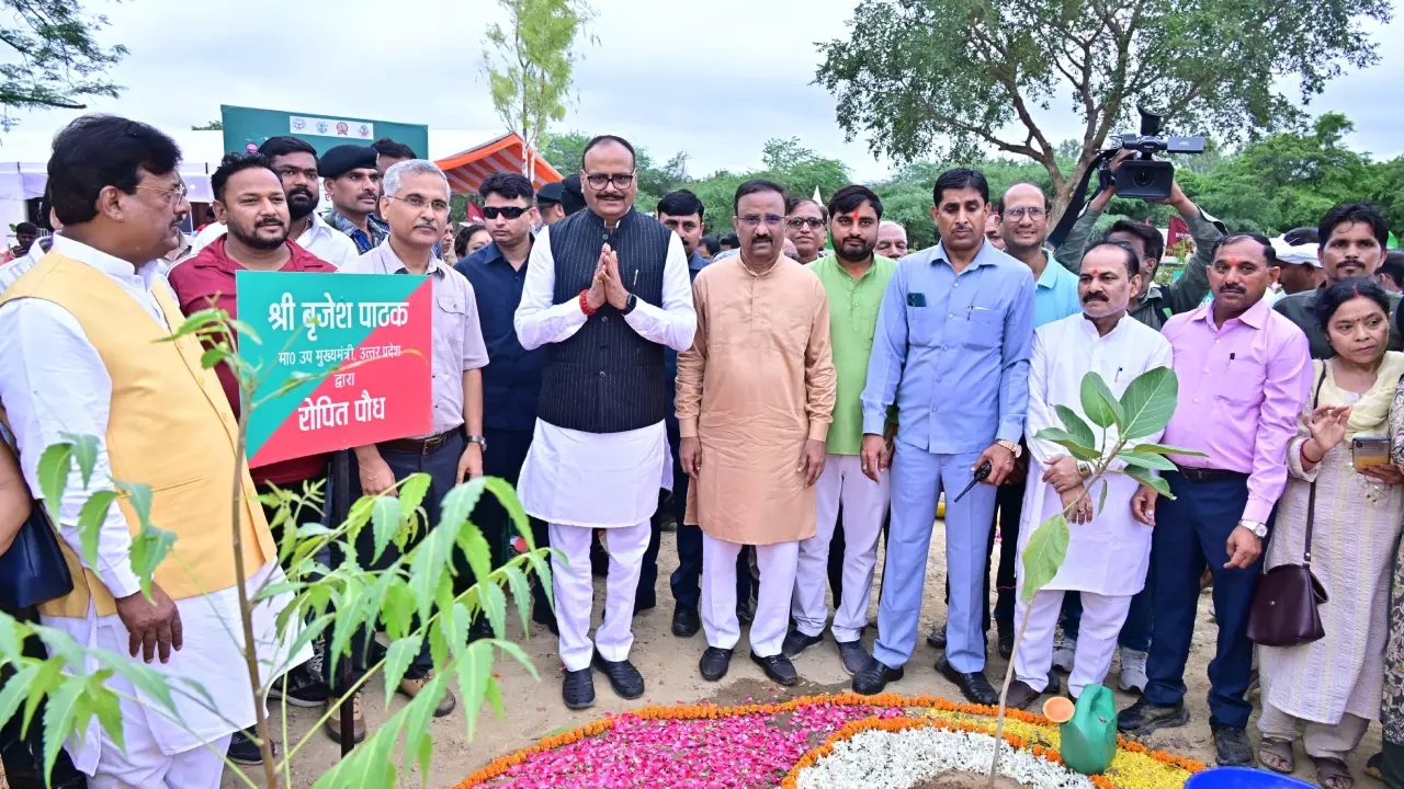 Lucknow News: लखनऊ के कुकरैल जंगल से ब्रजेश पाठक ने किया वृक्षारोपण महाअभियान का शुभारंभ, ‘एक पेड़ मां के नाम’ मुहिम को दी गति