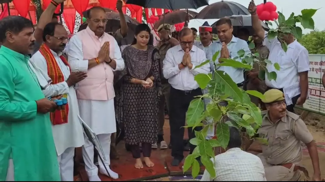 Raebareli News: रायबरेली में एक पेड़ मां के नाम कार्यक्रम का सफल आयोजन