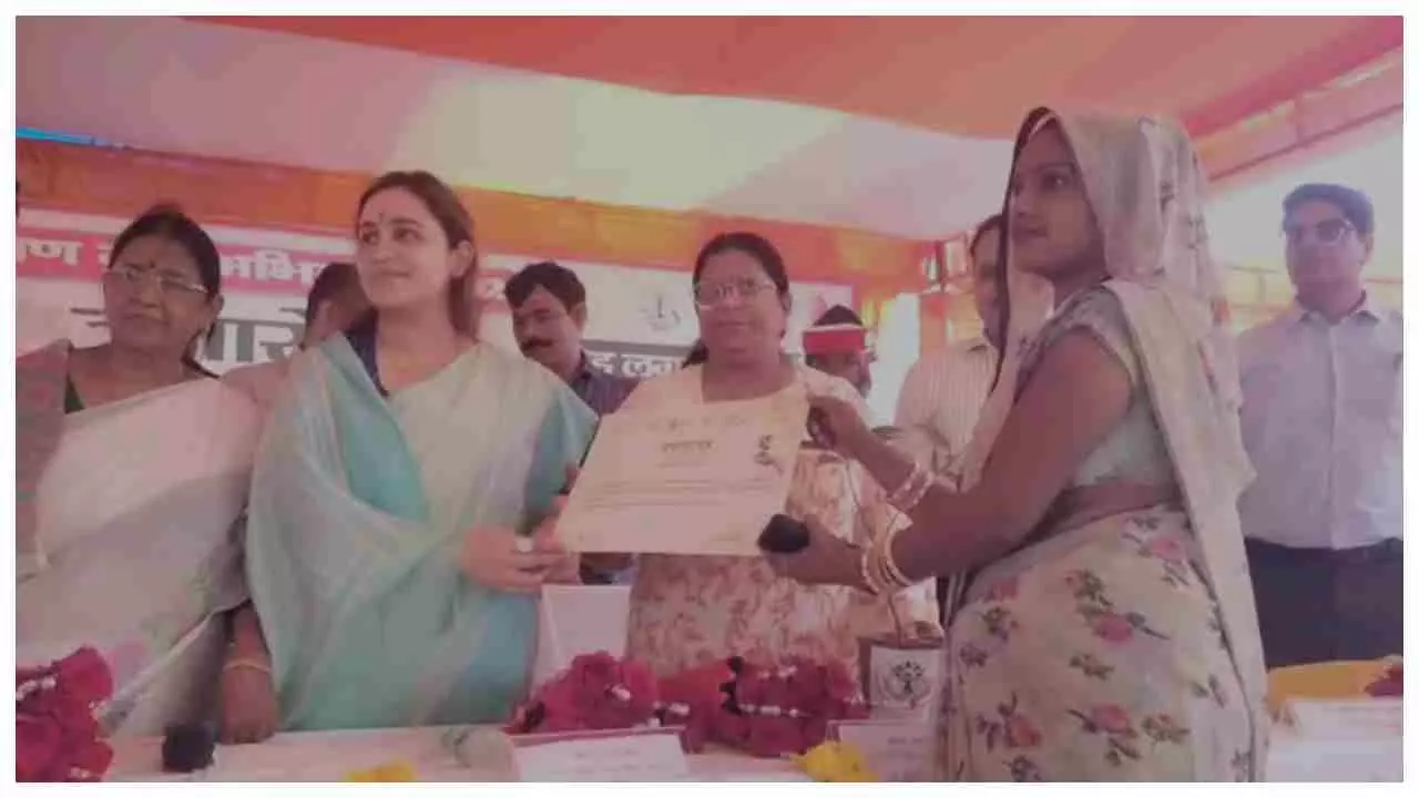 Etawah News: अपर्णा यादव ने किया पौधारोपण, बोलीं बिहार में खिलेगा कमल