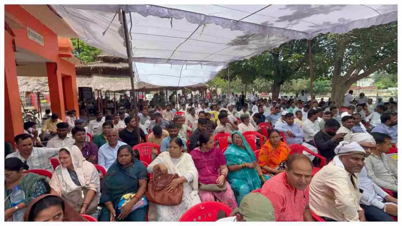 Varanasi News: बिजली निजीकरण पर सुलगा बनारस: हजारों बिजलीकर्मियों ने किया जोरदार विरोध, गरजा देशभर में आंदोलन का करंट