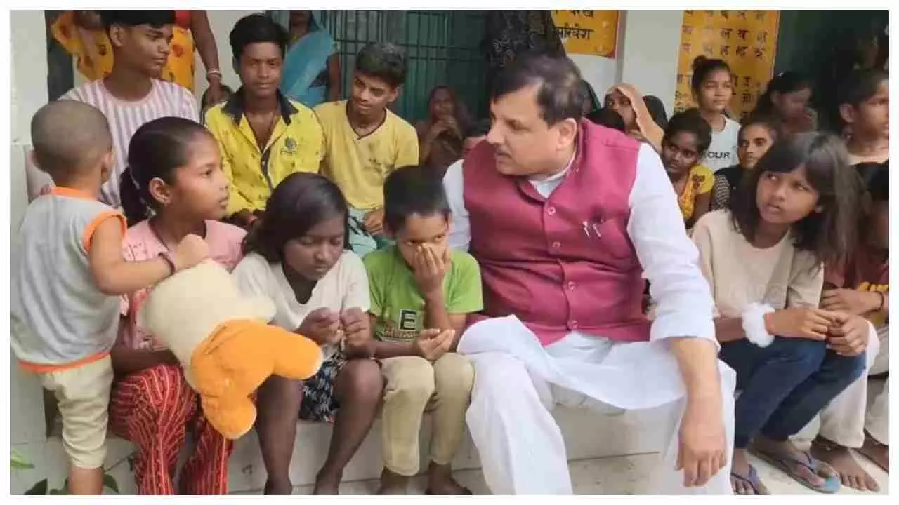 Jaunpur News: प्राथमिक विद्यालय बंदी के खिलाफ राज्यसभा सांसद संजय सिंह का विरोध प्रदर्शन, सरकार की नीतियों पर साधा निशाना