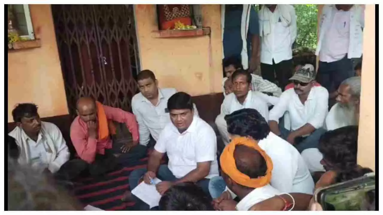 Fatehpur News: 125 संविदा कर्मियों को किया बाहर उत्तर प्रदेश पावर कारपोरेशन निविदा संविदा कर्मचारी संघ के नेतृत्व में धरना प्रदर्शन