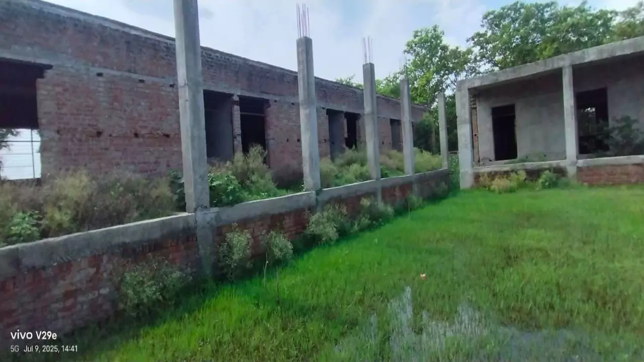 Chandauli News: भ्रष्टाचार की भेंट चढ़ा राजकीय कालेज, जांच में अटका निर्माण