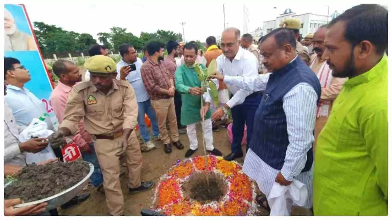 Shravasti News: श्रावस्ती में  वन महोत्सव कार्यक्रम के अंतर्गत वृहद वृक्षारोपण महाभियान-2025 आयोजित किया गया