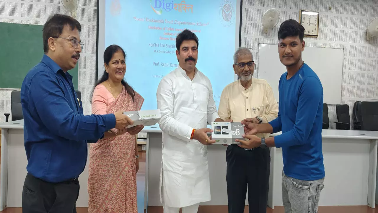 Varanasi News: विज्ञान के छात्रों के लिए टैबलेट वितरण समारोह का आयोजन