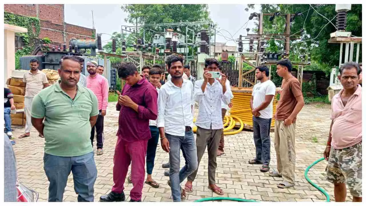 Firozabad News: विद्युत समस्या से आक्रोशित किसान नेताओं ने माधौगंज फीडर का किया घेराव