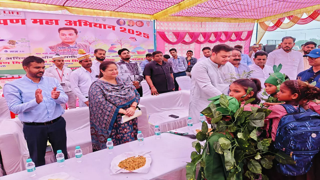 Etah News: एक पेड़ मां के नाम 2.0: एटा में एक दिन में 28 लाख से अधिक पौधों का महा अभियान, पर्यावरण संरक्षण की नई मिसाल
