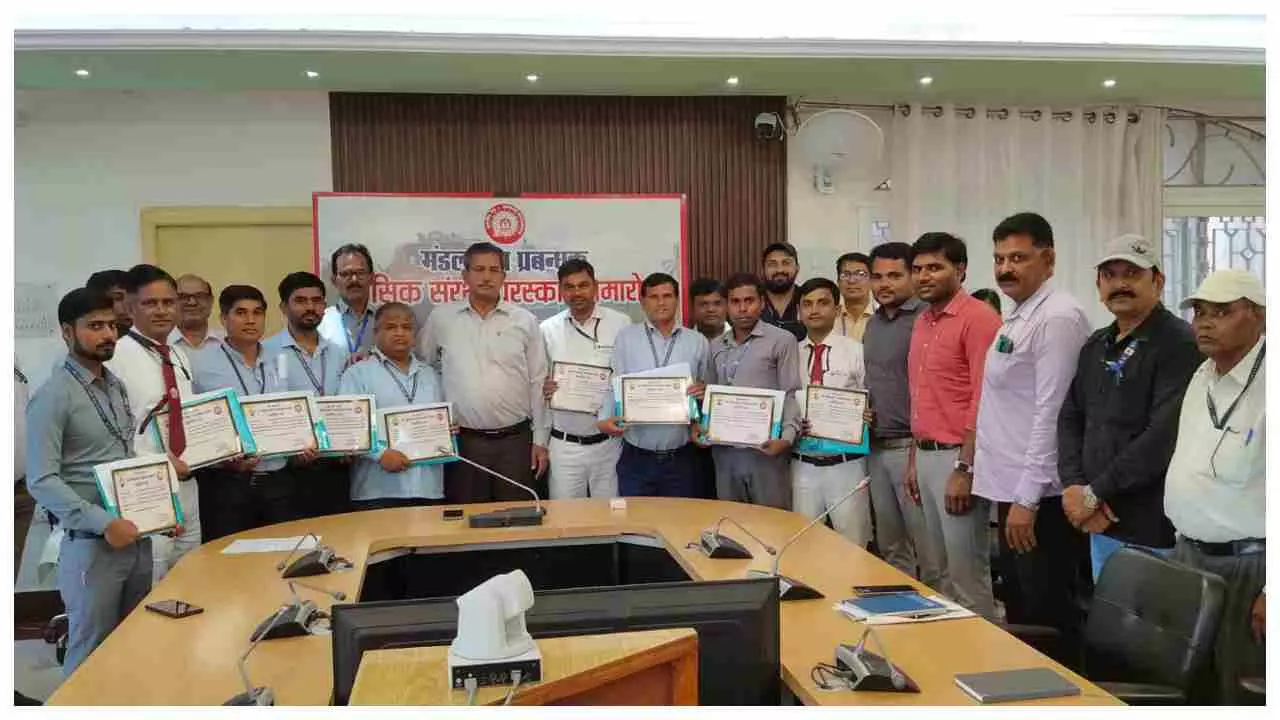 Chandauli News: सतर्कता का सम्मान: डीआरएम ने संरक्षा में उत्कृष्ट योगदान के लिए रेलकर्मियों को किया पुरस्कृत