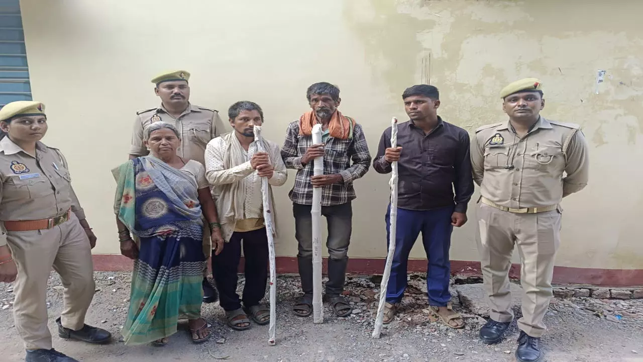 Sonbhadra News: भूमि विवाद को लेकर खूंरेंजी में गई महिला की जान, मेड़ की छंटाई को लेकर हुआ विवाद, जमकर चले लाठी-डंडे, चार गिरफ्तार