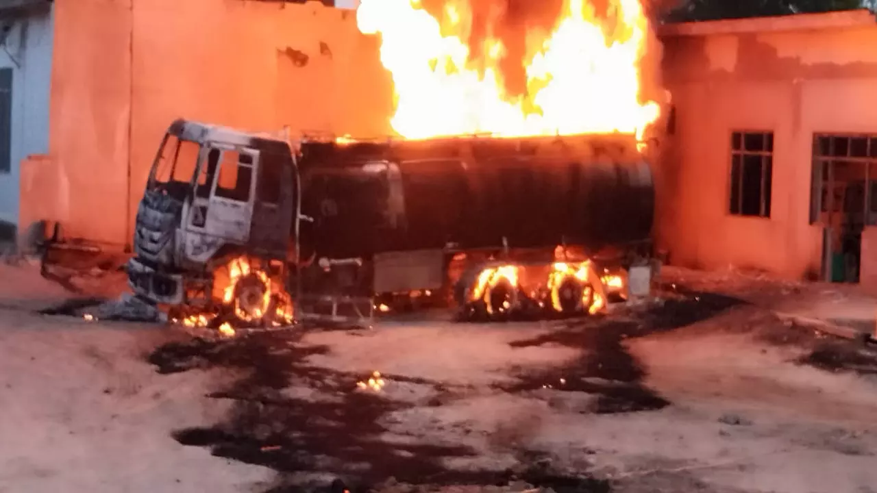 Barabanki News: लखनऊ-सुलतानपुर हाईवे पर डीजल टैंकर में भीषण आग, आसमान छूता धुआं, गांव में मचा कोहराम