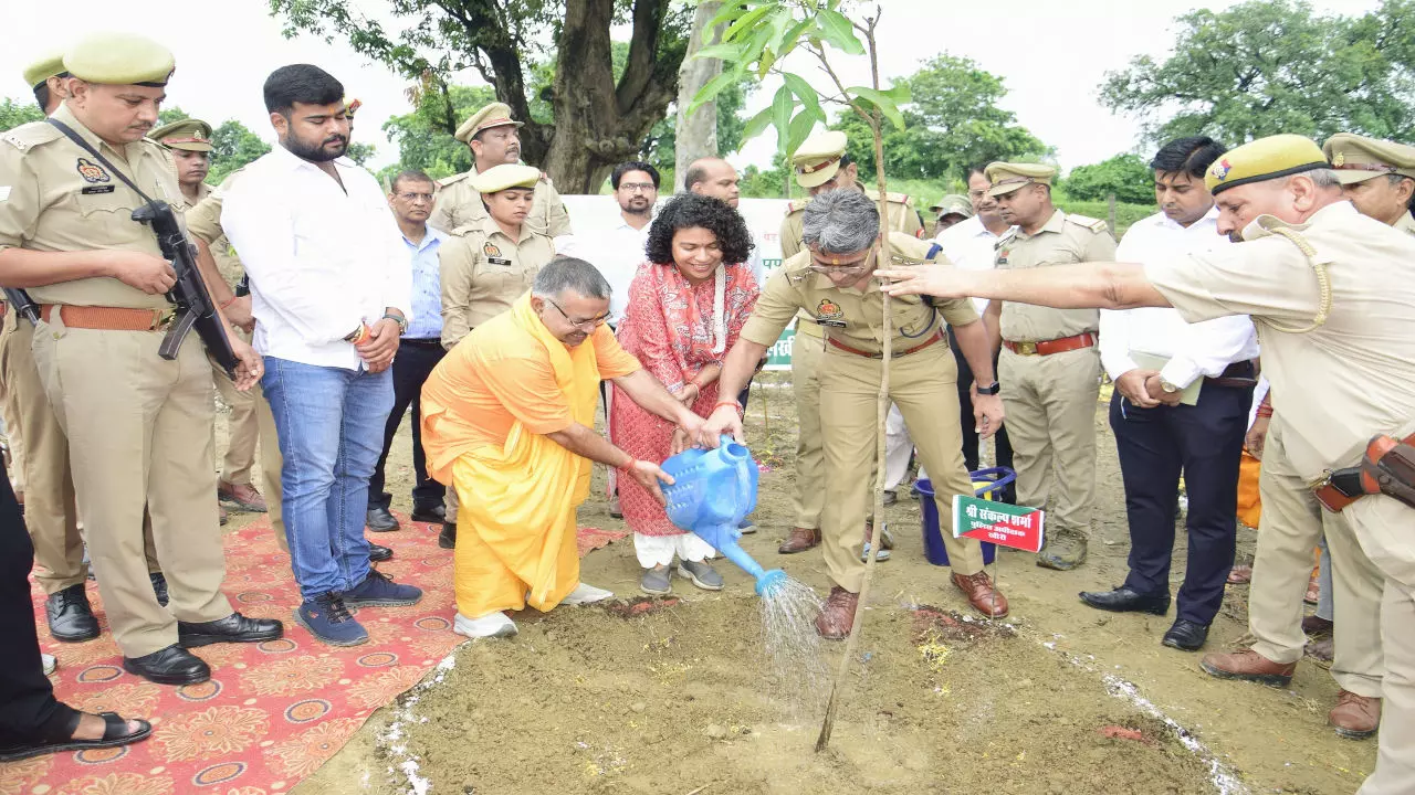 Lakhimpur Kheri News: खीरी ने रचा इतिहास: एक दिन में लगाए 96 लाख से ज्यादा पौधे, गूंजा “एक पेड़ मां के नाम” का संकल्प