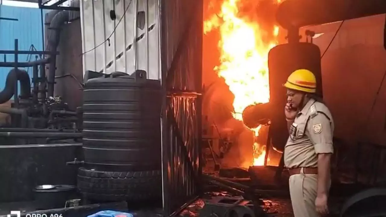 Bulandshahr News: सिकंदराबाद में काला तेल बनाने वाली पुराने टायर की फैक्ट्री में लगी भीषण आग, मची अफरा तफरी
