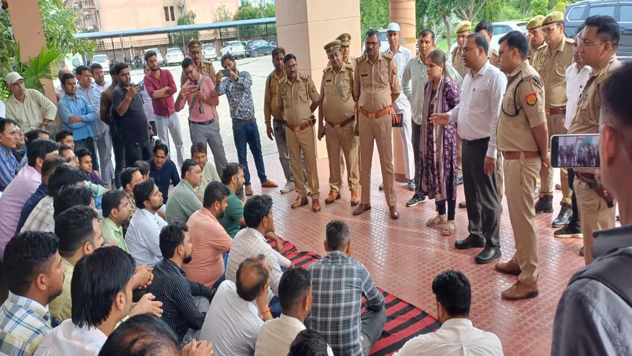 Hapur News: निलंबित लेखपाल ने खाया ज़हर, हालत गंभीर, लेखपालों का धरना