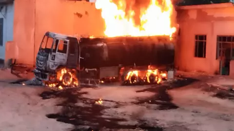 Barabanki News: लखनऊ-सुलतानपुर हाईवे पर डीजल टैंकर में भीषण आग, आसमान छूता धुआं, गांव में मचा कोहराम