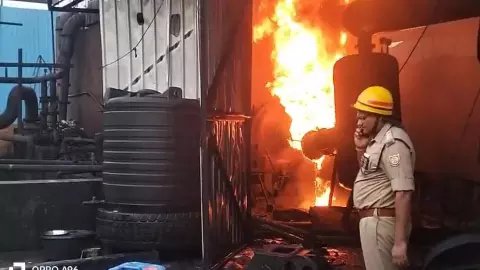 Bulandshahr News: सिकंदराबाद में काला तेल बनाने वाली पुराने टायर की फैक्ट्री में लगी भीषण आग, मची अफरा तफरी