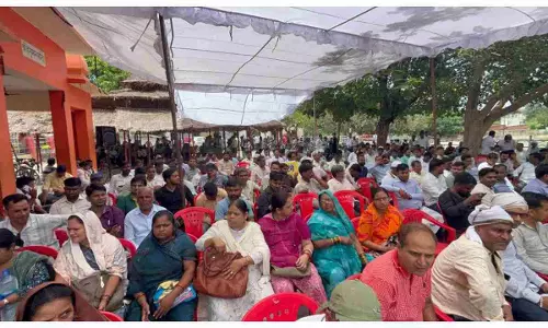 Varanasi News: बिजली निजीकरण पर सुलगा बनारस: हजारों बिजलीकर्मियों ने किया जोरदार विरोध, गरजा देशभर में आंदोलन का करंट