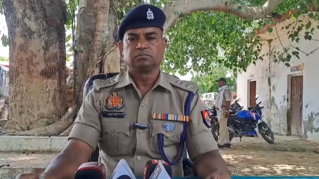 Pratapgarh News: प्रतापगढ़ में इलाज के दौरान बुजुर्ग की मौत, शव रखकर धरने पर बैठे परिजन, प्रशासन से मुआवजे और जमीन की मांग