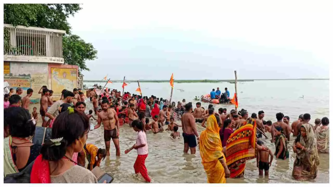 Kannauj News: कन्नौज में गुरु पूर्णिमा पर श्रद्धालुओं ने लगाई आस्था की डुबकी, सुरक्षा के पुख्ता इंतजाम