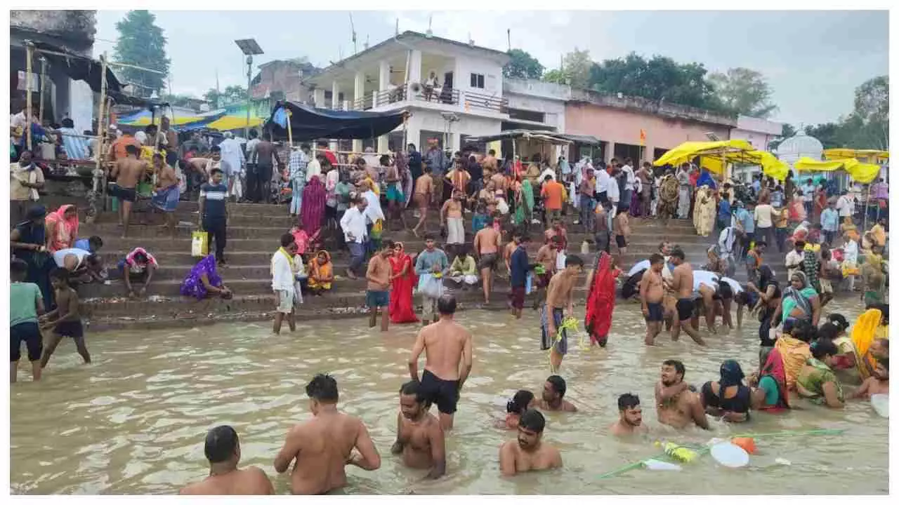 Raebareli News: रायबरेली में गुरु पूर्णिमा पर लाखों श्रद्धालुओं ने गंगा स्नान किया