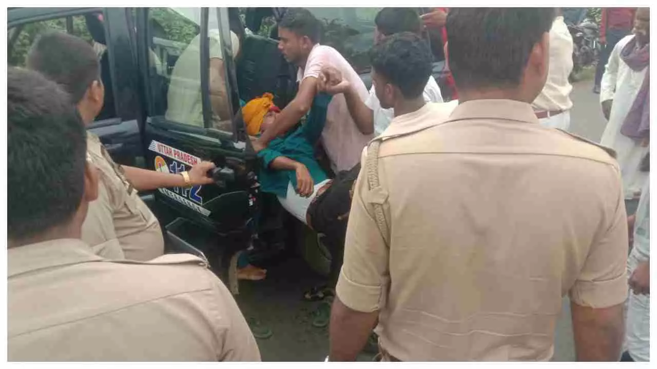 Chandauli News: नौगढ़-मधुपुर मार्ग पर सड़क हादसा, बाइक सवार दो युवक गंभीर रूप से घायल अनियंत्रित होकर गिरे या अज्ञात वाहन ने मारी टक्कर, जांच में जुटी पुलिस