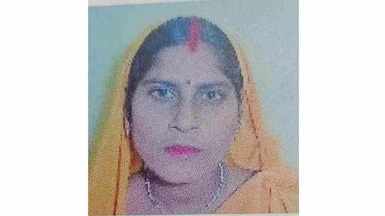 Hardoi News: बदमाशों द्वारा की गई लूट में घायल हुई महिला की इलाज के दौरान हुई लखनऊ में हुई मौत, पुलिस की मौजूदगी में हुआ अंतिम संस्कार