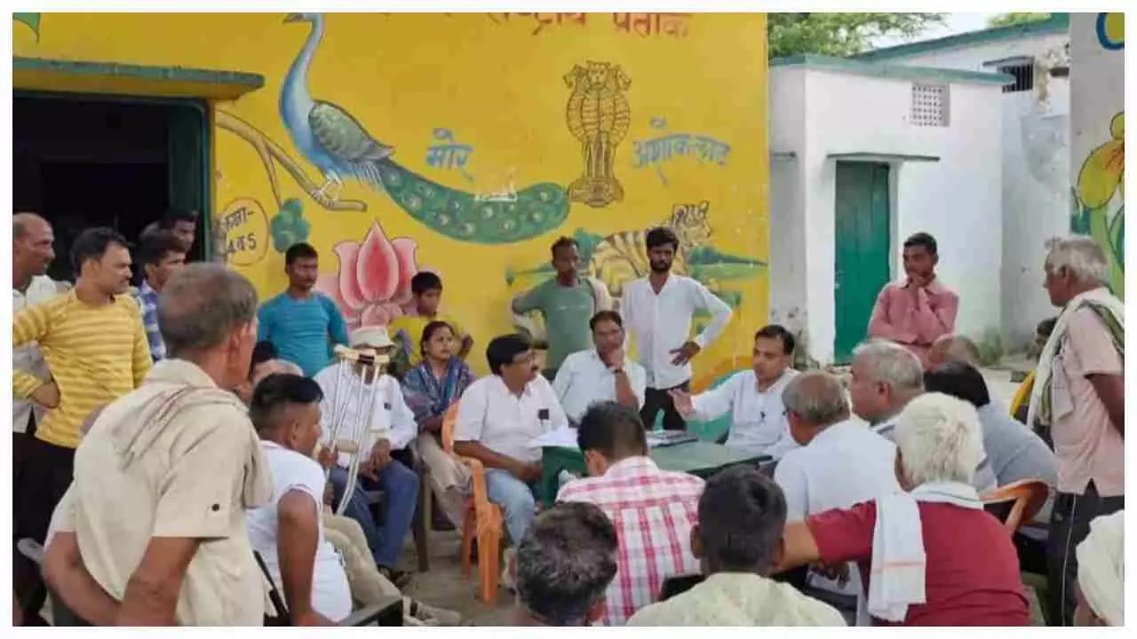 Auraiya News: बाढ़ संभावित क्षेत्रों में प्रशासनिक निरीक्षण तेज, ग्रामीणों को दी गई सांत्वना