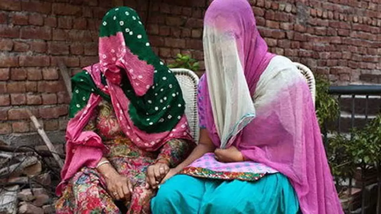 दो प्रेमी, दो प्रेमिकाएं और 11 साल का मासूम गवाह! देवरानी-जेठानी ने अकेले में की ऐसी हरकत...पति रह गए दंग दो प्रेमी, दो प्रेमिकाएं और 11 साल का मासूम गवाह! देवरानी-जेठानी ने अकेले में की ऐसी हरकत...पति रह गए दंग