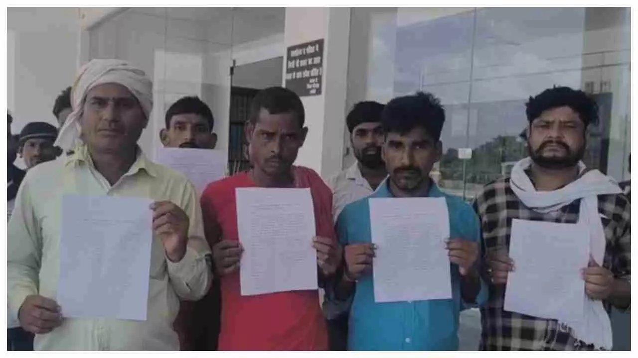 Amethi News: गूंगेमऊ के ग्रामीणों ने चकबंदी अधिकारियों पर लगाए अनियमितता और रिश्वतखोरी के आरोप