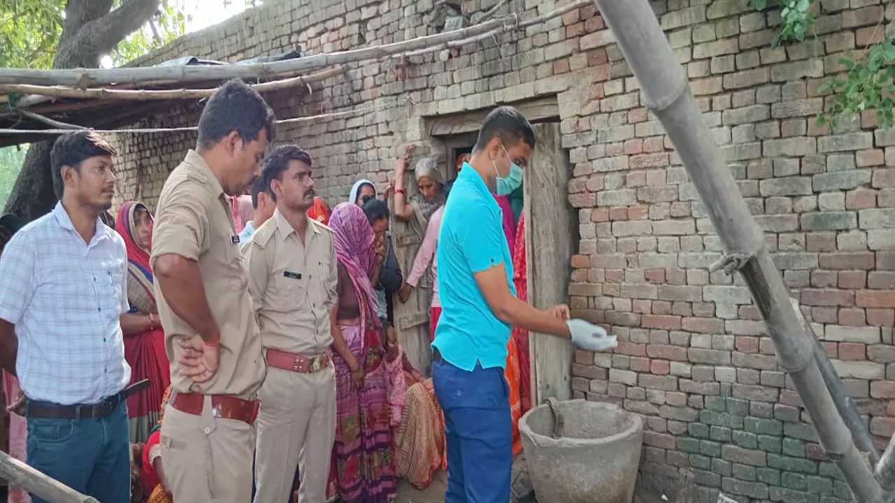 Fatehpur News: पेड़ पर फांसी से लटका मिला अधेड़ का शव, परिजन ने हत्या का लगाया आरोप, पुलिस जांच में जुटी