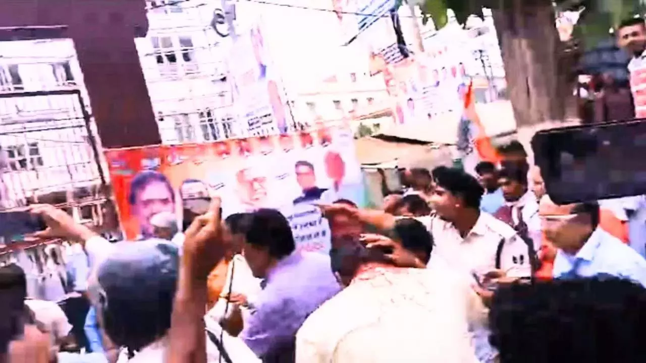 बिहार में कांग्रेस की बैठक बनी अखाड़ा! फूलों की माला की जगह उड़े लात-घूंसे, खून से लाल हुआ कांग्रेस दफ्तर