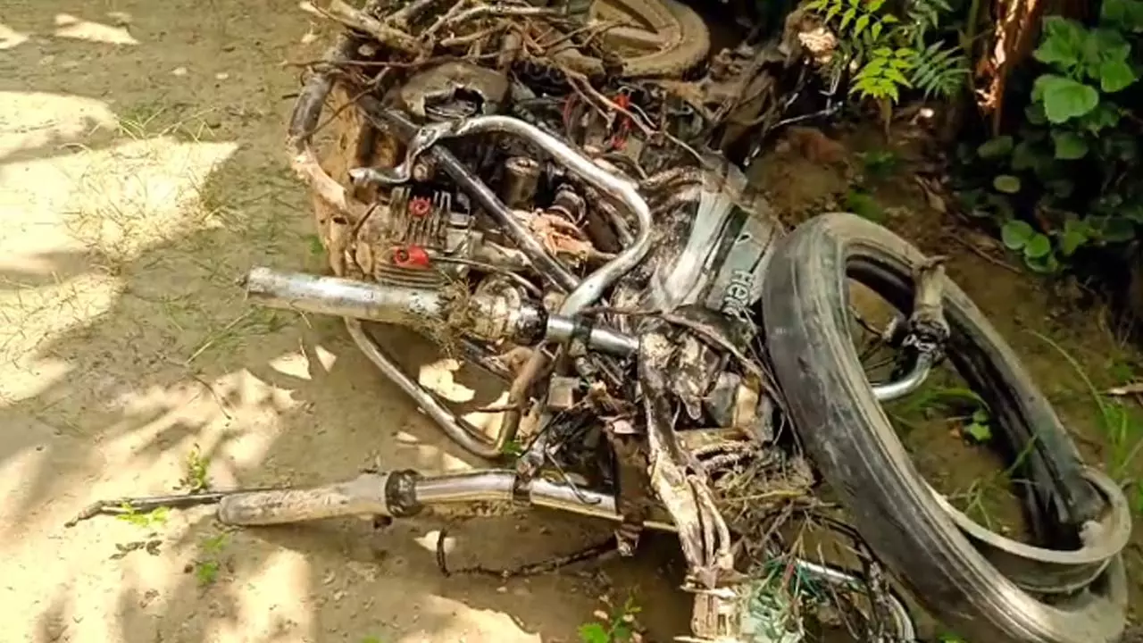 car hit Bike Two youths Died Road Accident News in Hindi