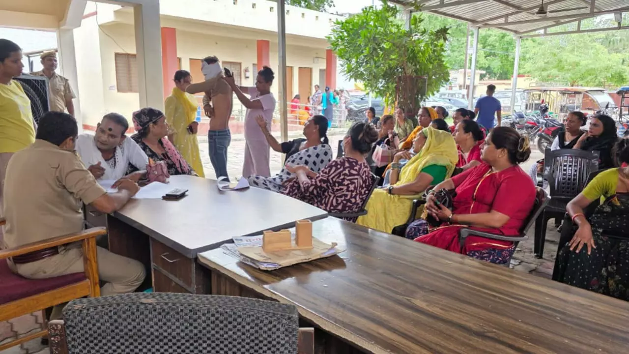 Chandauli News: पड़ाव में दिनदहाड़े किन्नरों पर हमला, जेवरात लूटे, कोतवाली घेरी