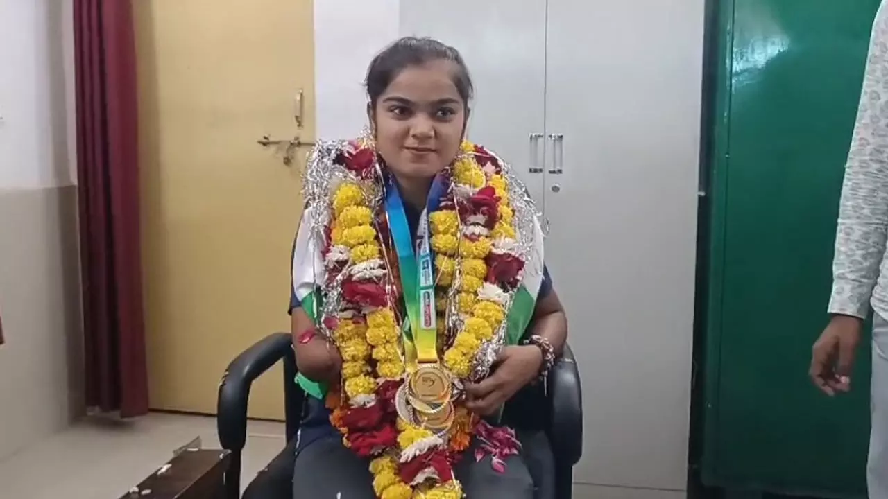 Jalaun News: दिव्यांग स्वाति सिंह ने अंतरराष्ट्रीय बैडमिंटन टूर्नामेंट में लहराया तिरंगा, स्वर्ण, रजत और कांस्य जीतकर रचा नया इतिहास