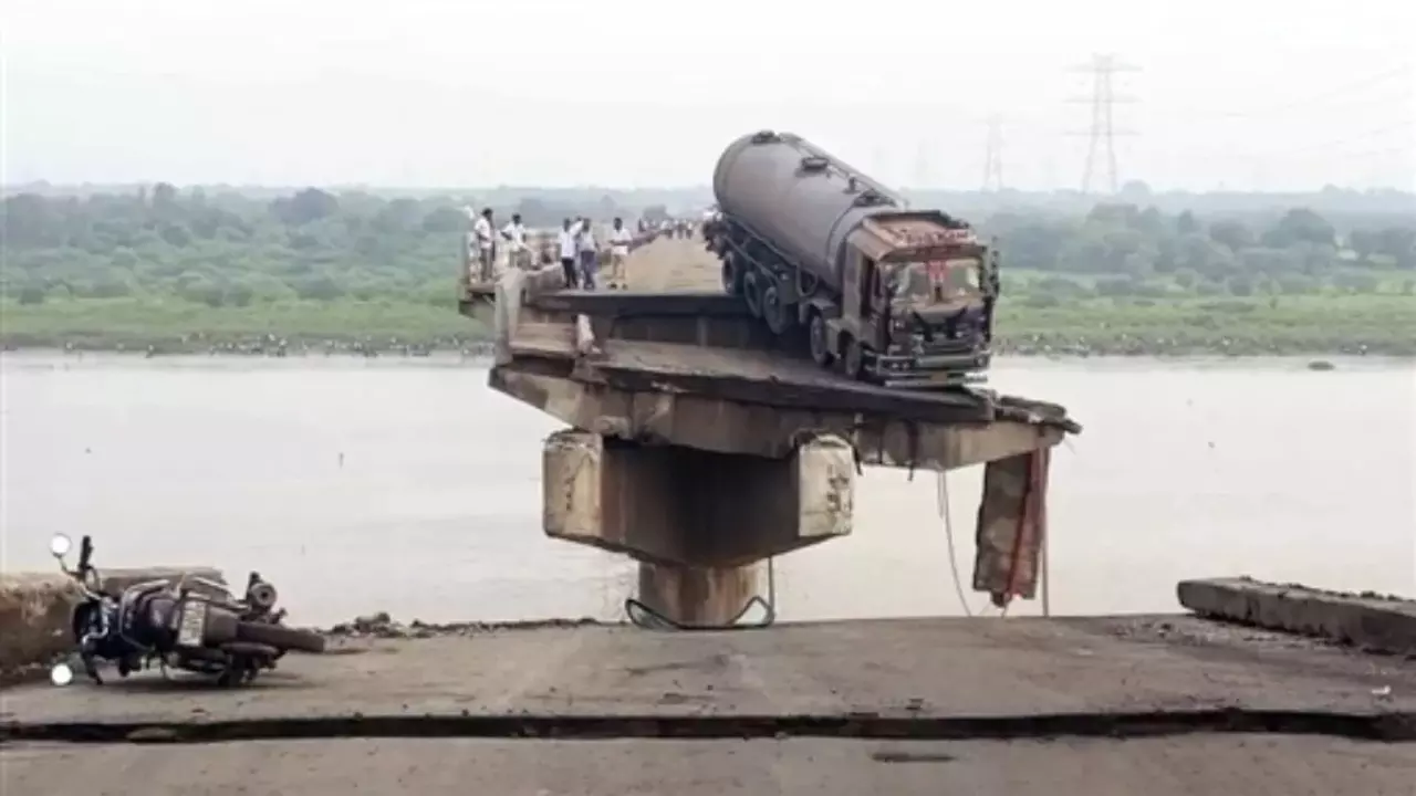 Vadodara Bridge Collapse:  वडोदरा पुल हादसे के बाद सरकार की सख्त कार्रवाई, चार इंजीनियर निलंबित