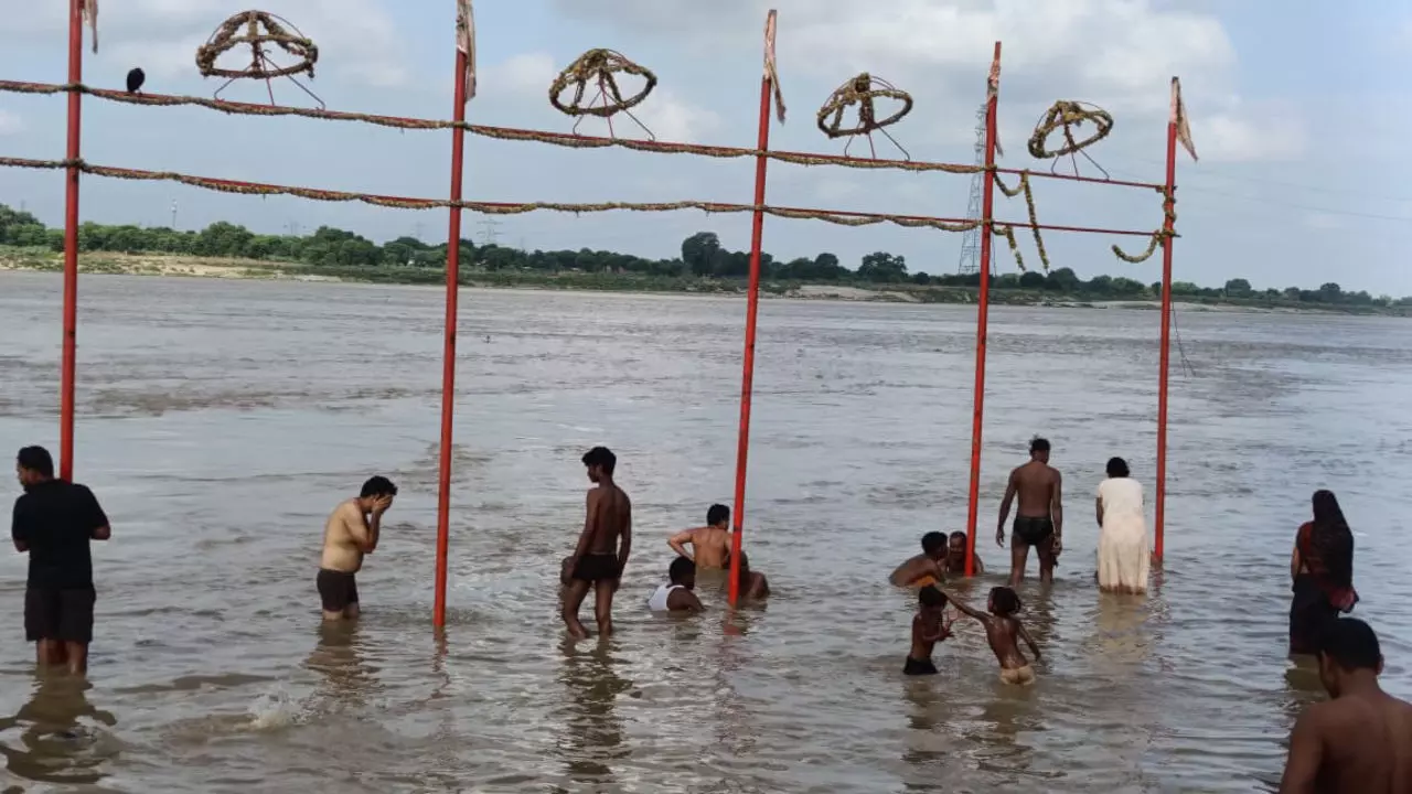 Chandauli News: गंगा का जलस्तर अचानक तीन फीट बढ़ा, तटवर्ती गांवों में बाढ़ की आशंका से मचा हड़कंप
