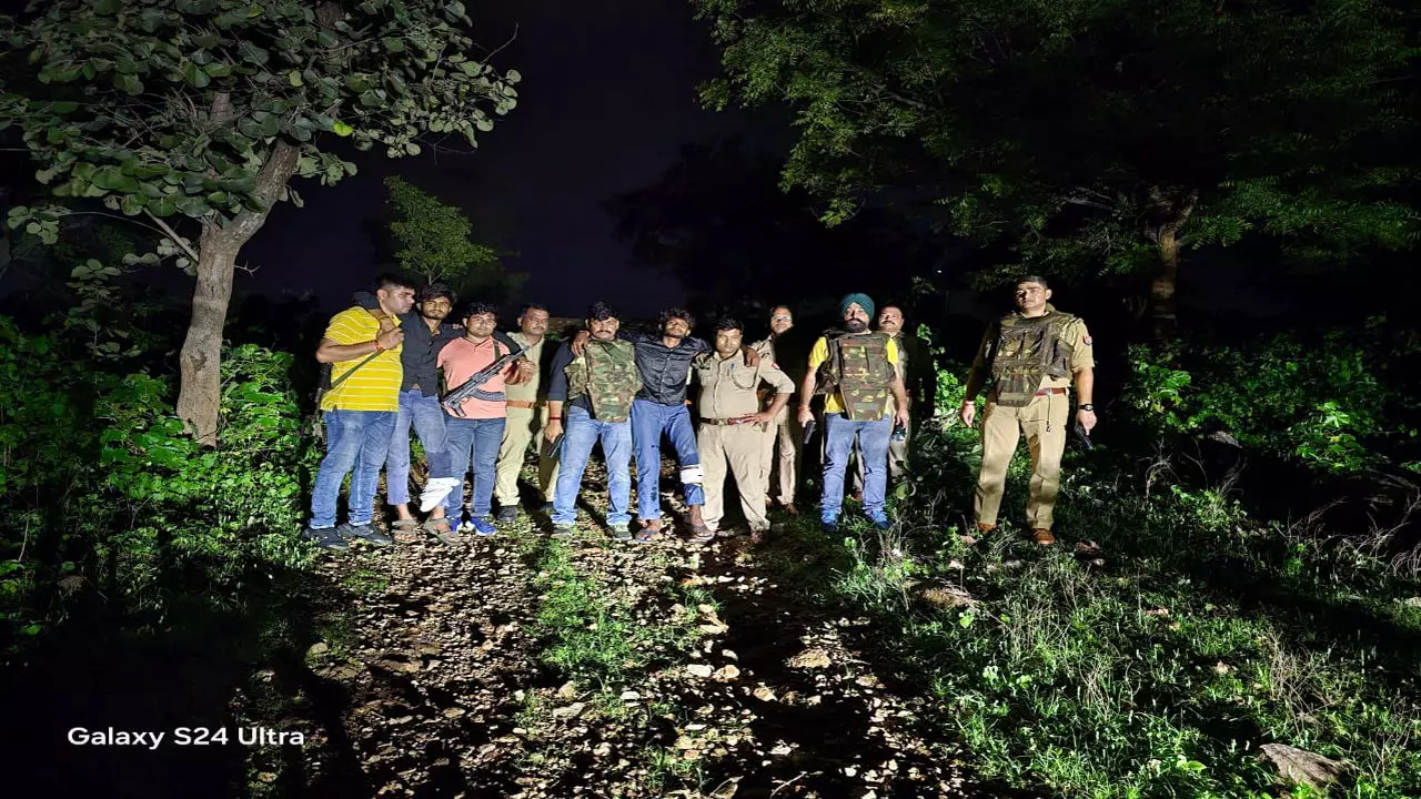 Jhansi News: पुलिस मुठभेड़ में तीन बदमाश गिरफ्तार, लूटी गई बाइक और अवैध हथियार बरामद