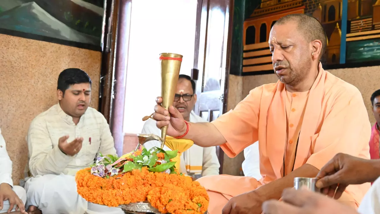 Gorakhpur News: सावन के पहले दिन सीएम योगी ने की शिव की अराधना, जल, दूध एवं ऋतुफल के रस से हुआ रुद्राभिषेक