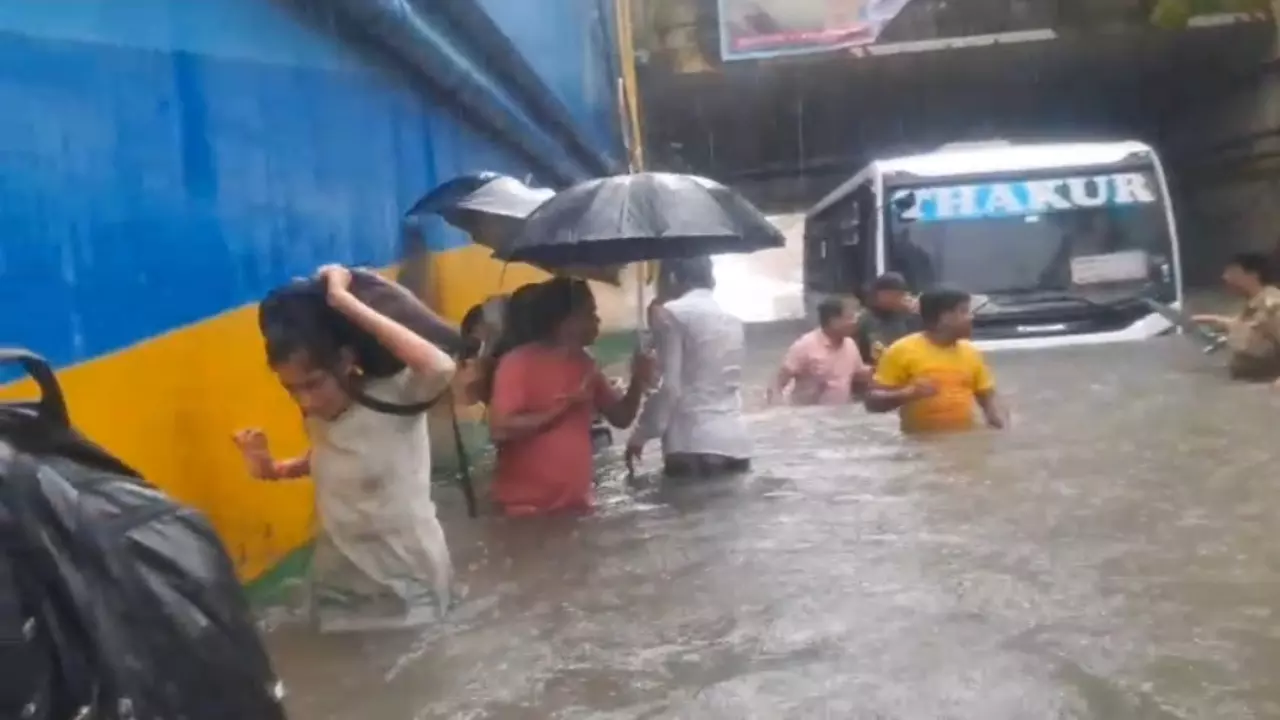 Etawah News: यात्रियों को लेकर जा रही बस अंडरपास में फंसी, पुलिस ने किया रेस्क्यू